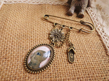 1 Women Girl Beard Retro Vintage Look Cameo Scarf Collar Hat brooch Brooche Pin
