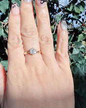 Vintage 9ct Gold Diamond Daisy Ring Size M