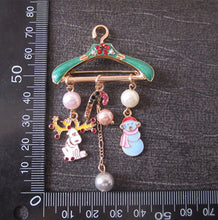 Women Girl Reindeer Candy cane hanger Brooch Pin Christmas Gift for mum Grandma