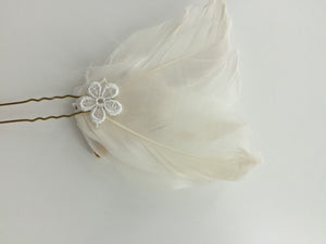 Women Bride Wedding White Feather Race Melbourne Cup Hair Clip Pin Fascinator